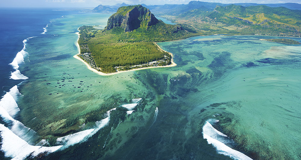 underwater-waterfall