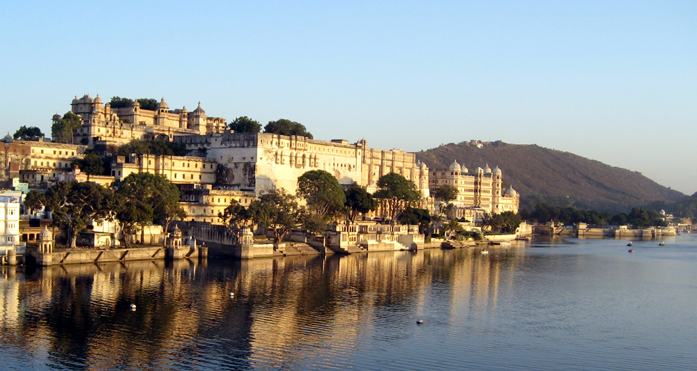 City_Palace_by_lake_Pichola,_Udaipur